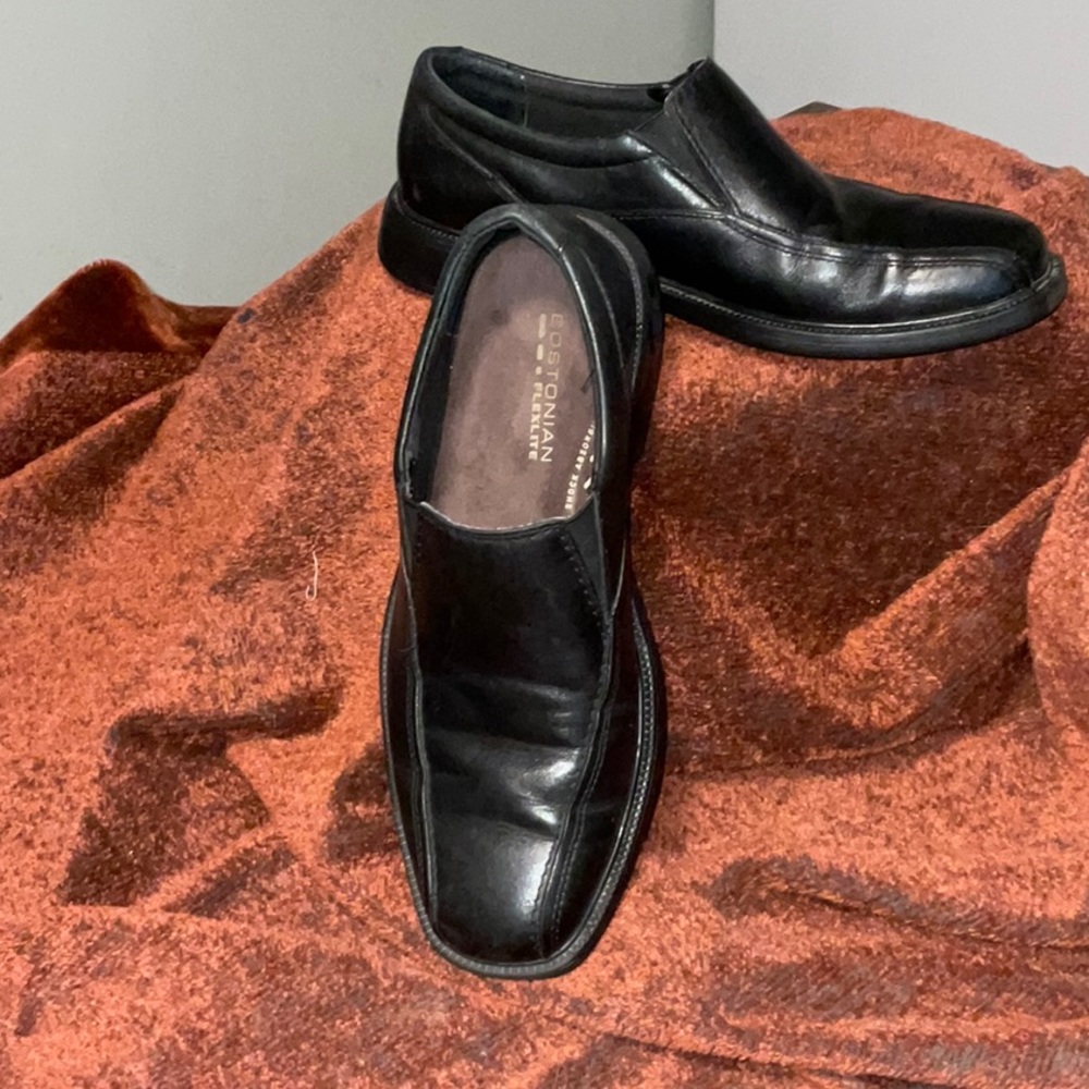 Men’s slip on Bostonian loafers.